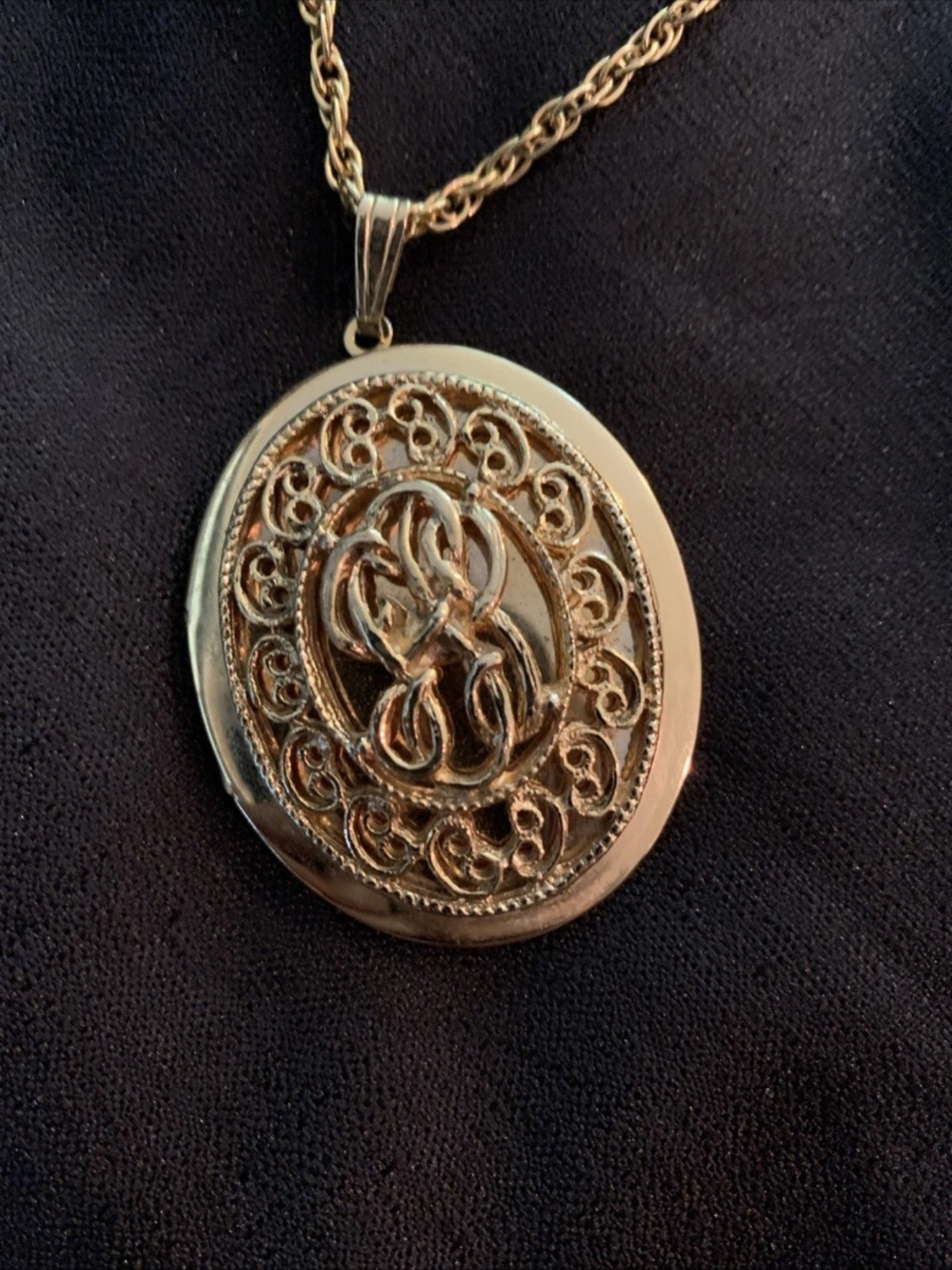 Vintage Gold Oval Filigree Pendant locket Necklace - Women Jewelry